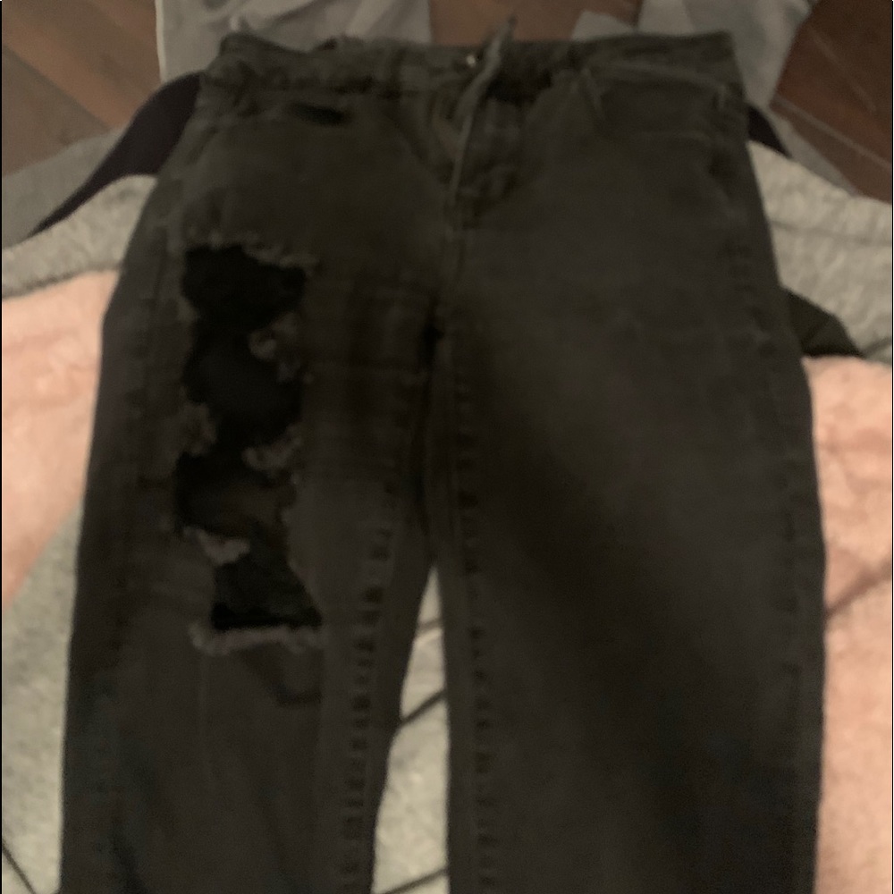 Black ripped jeans / crop bottoms